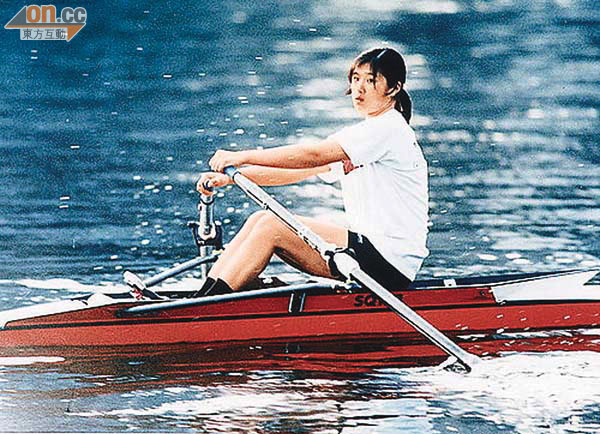 陳學殷曾代表香港划艇隊出戰九八年泰國亞運，是當年最年輕的港隊選手。