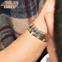 Amina手腕上常戴着三隻卡地亞螺旋栓扣設計手鐲。