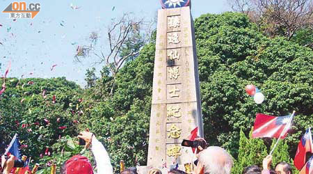 數十個團體出席慶祝屯門中山公園辛亥革命百周年元旦日升旗。	（何耀其攝）