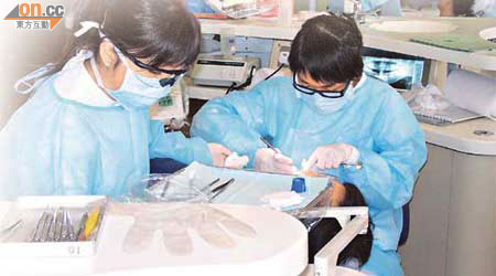 牙科手術助理員及牙齒衞生員在菲臘牙科醫院接受培訓，模擬替病人治療。