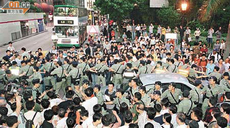 葉劉座駕當年喺立會停車場畀爭取居權人士重重包圍，但佢依然好鎮定喺車內睇雜誌。	（資料圖片）