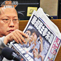 民主黨主席何俊仁昨晨到電台接受訪問時，細閱報章對司徒華逝世的報道。	（蕭毅攝）