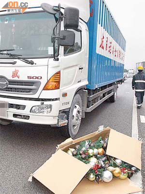 遺在路中的聖誕裝飾引發三車連環相撞。	（吳子生攝）