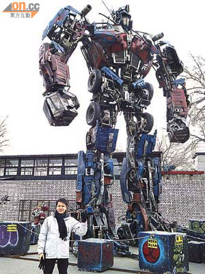 陳克勤參觀北京七九八藝術區時，被四層樓高嘅變形金剛機械人仿製展品深深吸引。	（陳克勤提供）