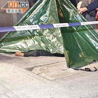 警方用帳篷覆蓋跌在路面的屍體。
