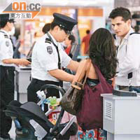 香港機場保安嚴密，旅客須接受多重安檢。（資料圖片）