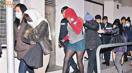 警方在行動中拘捕廿二名涉嫌賣淫女子。	（張曉楠攝）