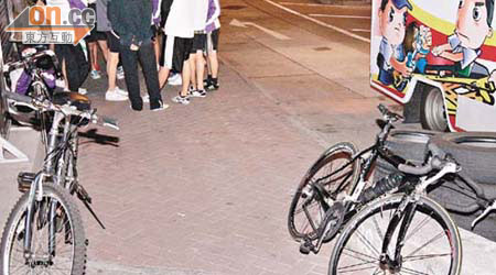 港大畢業生傷者所駕的逾萬元單車，其校友則在旁助查。	（張曉楠攝）