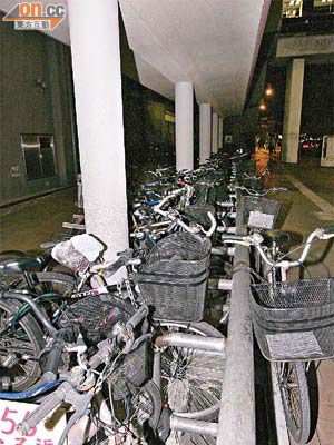 粉嶺港鐵站單車泊位不足，經常出現一個單車位泊了多部單車，亂泊情況隨處可見。