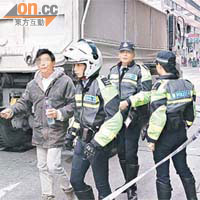 肇事泥頭車司機（左）被警方拘捕。