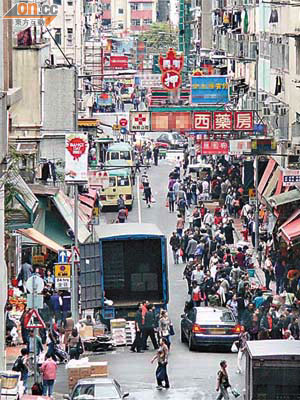 荃灣川龍街店舖阻街情況嚴重，令行人需繞道步出馬路，險象環生。