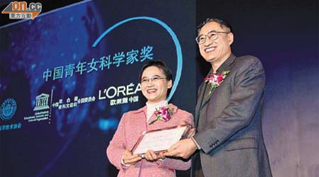 楊丹（左）對研究的執着，使她成為本港首名「中國青年女科學家」。（袁志豪攝）