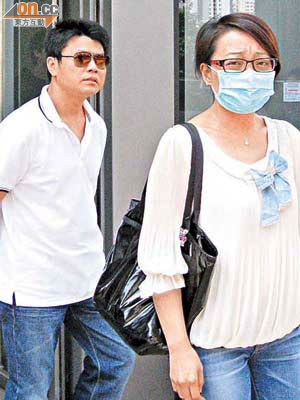 被告韋志華（左）早前與女友黃雯雯（右）應訊後離庭。	（資料圖片）