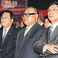 右起：貿發局行政總裁林天福、孫啟烈、林健鋒齊撐香港玩具展開幕。	