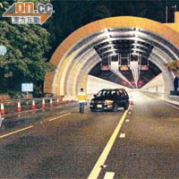 七人車終在長青隧道另一邊出口被截停。