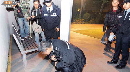 警方本周日晚在大埔海濱公園長櫈旁地上發現六本警員記事冊。