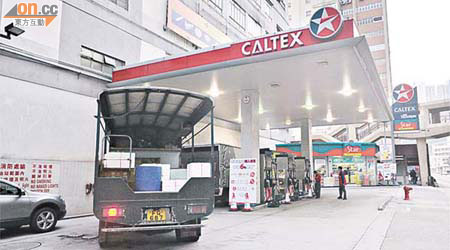 加德士位於香港仔的油站，本周一曾發生把柴油入錯無鉛汽油油缸事件。	（蕭毅攝）