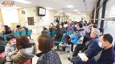 聯合醫院急症室擠滿等候看病的市民。	（陸智豪攝）
