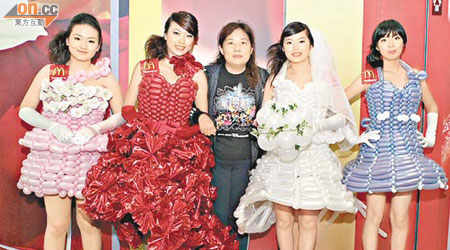 穿着氣球婚紗及晚裝的模特兒，與陳飛比合照。	（受訪者提供）