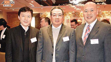 左起：張俊勇、陳幼南及陳光明一齊出席潮青團年聯歡晚會。	（楊歡成攝）