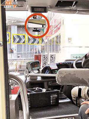 攝錄鏡頭裝置（紅圈內）設於擋風玻璃位置，安裝前毋須申請。