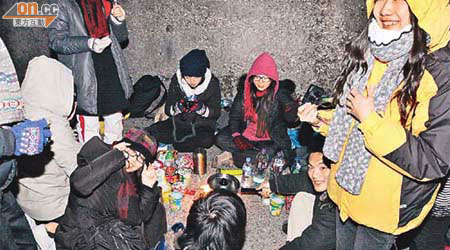 有青年昨凌晨冒寒上大帽山賞霜兼野餐。	（葉嘉文攝）