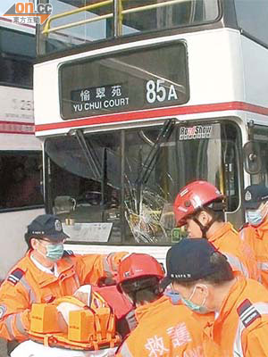 肇事巴士擋風玻璃碎裂，傷者送院救治。	（蔡高華攝）