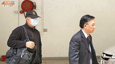 次被告吳兆文（左）及首被告奧的斯電梯公司的代表（右）昨判罰後離開。	（朱幼麗攝）