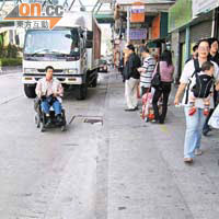 欽州街與大南街交界路段欠缺斜台，輪椅使用者每每須取道馬路，險象環生。