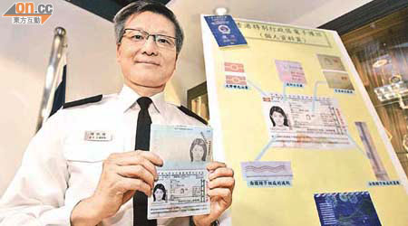 大批市民近月被騙去特區護照， 陳炳輝提醒市民不要把護照交予陌生人。		（陳德賢攝）