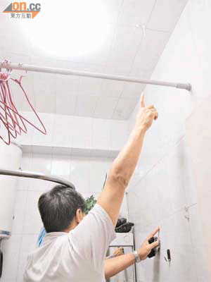 劉先生指洗手間天花長期滲水。