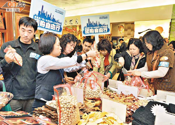 數十名參加年貨旅行團的內地旅客在本港商場購買年貨。 