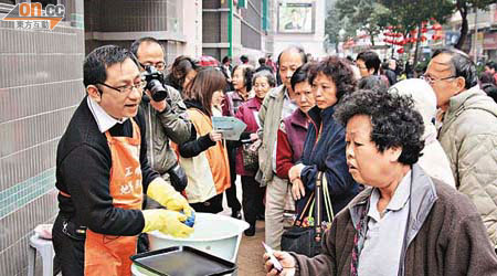 葉偉明（左一）致力拓展新界東票源，尋日仲特登去大埔親自示範用環保梘洗碗。	（許紹基攝）