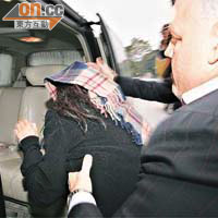 9:22am 包家另一架七人車在囚車駛經途中，與懲教署協調停車接走Amina。