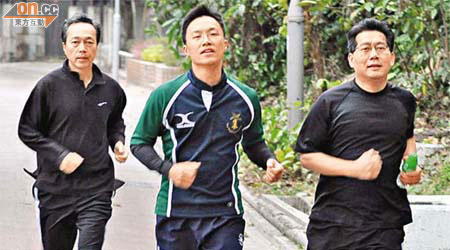 楊哲安（中）、盧奕基（左）及蘇錦樑約埋到港島寶雲徑練跑，為下月嘅渣打馬拉松熱身。	（徐家浩攝）