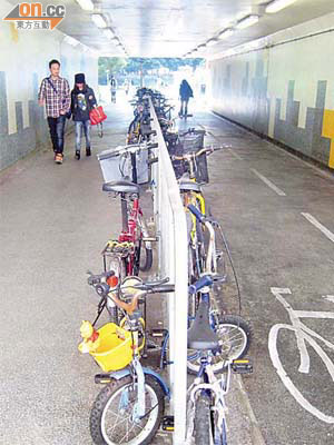 隧道內鐵欄亦有大量違泊單車，騎單車者易生意外。