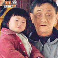 女童由外祖父抱着送院，一副楚楚可憐樣子。	（曾紹良攝）