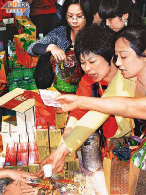 大陸買家到台搶購凍頂烏龍茶，令特級得獎茶價格由去年六萬元新台幣一斤，急升至近期的十萬元一斤。	（本報台北圖片）