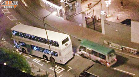 屯貴路上落客區常有車輛違泊，有車輛需逆線行車始能過路。（讀者提供圖片）