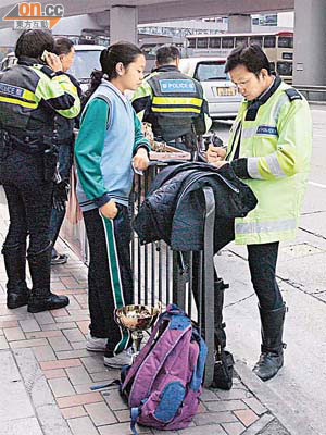 受傷女學生在場助查，獎盃放於地上。	（曾志恒攝）