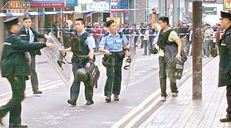 大批警員持盾牌到場搜索劫匪。	（林少兒攝）