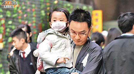 流感高峰疫情嚴峻，市民外出戴上口罩防中招。	（高嘉業攝）