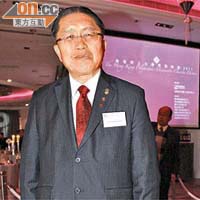九龍表行董事總經理兼理大校友黃錦成，捐出價值四萬多元名錶做善事。