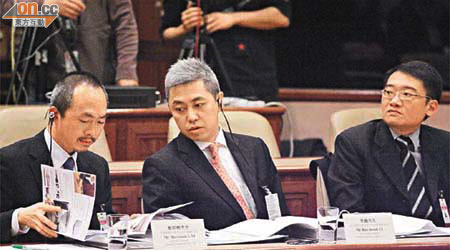 黎明楷（左）等三名中原集團高層昨出席立法會會議。