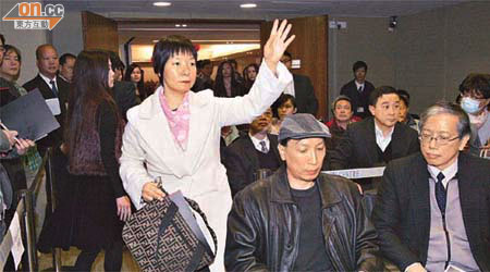 HK重建關注組多名成員偕小業主梁先生（前排右二）到拍賣會踩場。