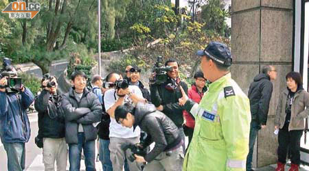 大批記者笑觀男警「棟篤笑」。	（趙瑞麟攝）