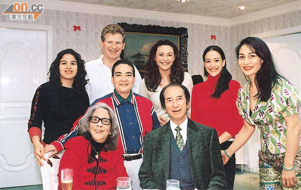 何鴻燊與元配黎婉華及家人慶祝賭王八十大壽。 （資料圖片）