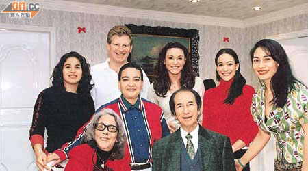 何鴻燊與元配黎婉華及家人慶祝賭王八十大壽。	（資料圖片）