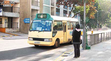 54號專線小巴來往順天邨與樂富，繁忙時段中途站乘客卻無法登車。