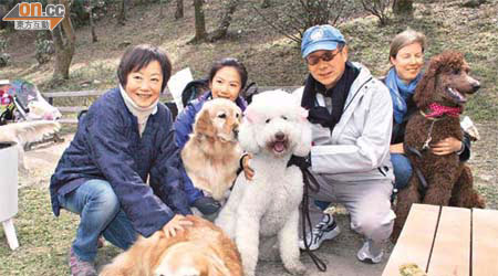 梁智仁（右二）抱住愛犬Maffin，與太太許安璞（左一）齊齊為佢開生日會，請埋朋友與愛犬們嚟分享。	（楊歡成攝）
